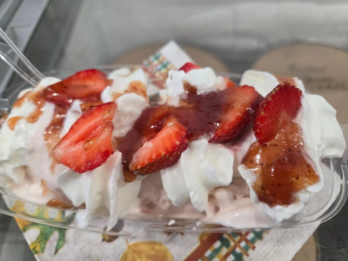 Bougie Ice Cream w/Toppings